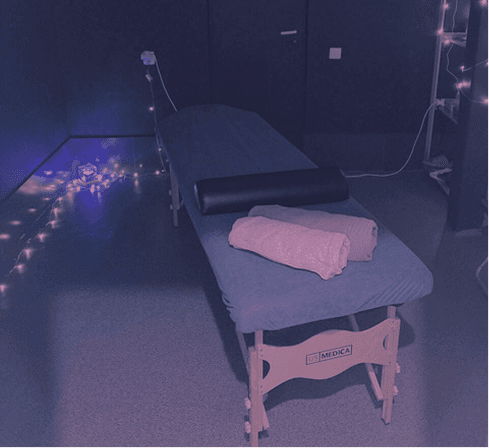 Уютный кабинет, комфортный массажный стол, возможность принять душ и поставить свою музыку